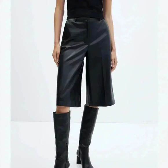 ❤️2/$50❤️[XS]Vero Moda Paulina  Faux Leather Wide Leg Black Burmuda Shorts - Picture 1 of 10